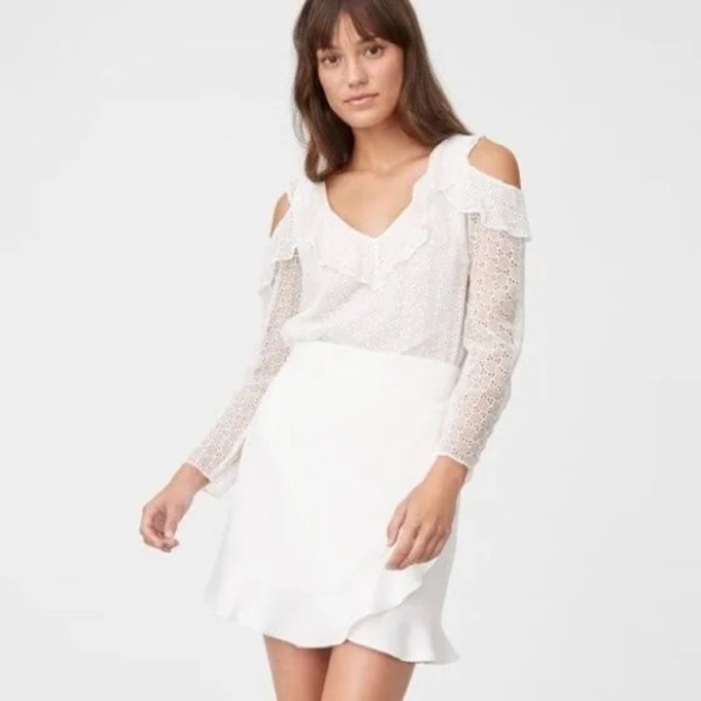 Club Monaco Silk Eyelet Long Sleeve V Neck Ruffle Top in White - M